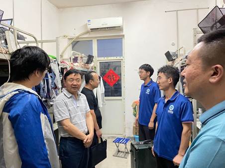 圖片包含 人, 室内, 站, 人們描述已自動生成