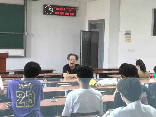 一群人在開會描述已自動生成