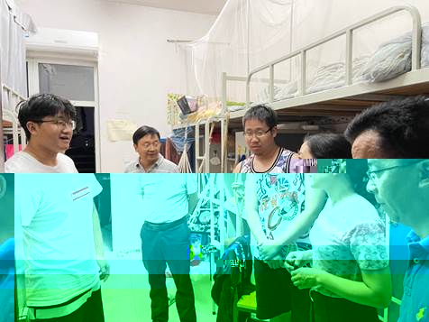 一群人站在門前描述已自動生成