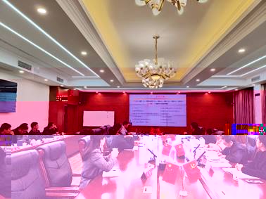 說明: 會議室裡的人們描述已自動生成