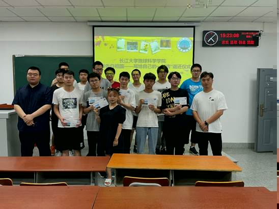 一群人站在桌子上描述已自動生成