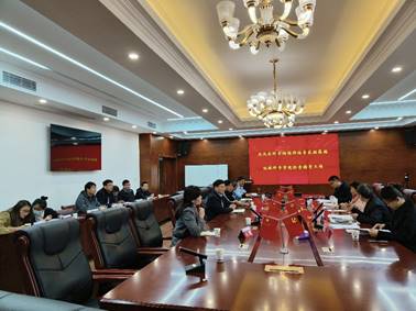 說明: 會議室裡的人們中度可信度描述已自動生成